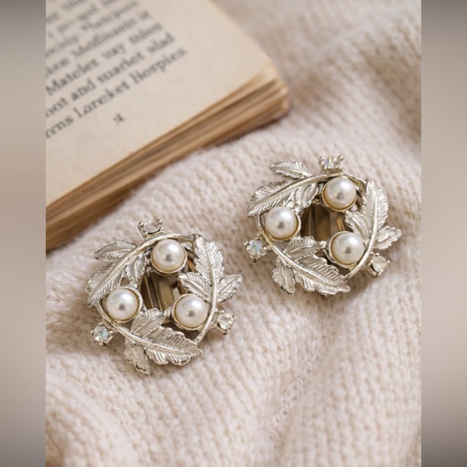 Vintage Signed Judy Lee Enamel Leaf Faux Pearl Rhinestone Wreath Clip Earrings 29$